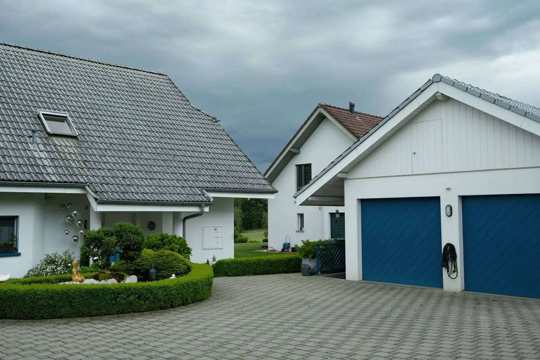 Schone oprit van klinkers voor een woning met garage